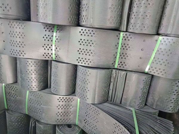 土工格室?guī)齑?/></p><p><strong>產(chǎn)品介紹：</strong></p><p>土工格室施工/土工格室是目前國(guó)內(nèi)外較為流行的一種新型的高強(qiáng)度土工合成材料，它是由高強(qiáng)度的HDPE或PP共聚料寬帶，經(jīng)過(guò)焊接或鉚接而形成的一片網(wǎng)狀格室結(jié)構(gòu)。它伸縮自如，運(yùn)輸時(shí)可縮疊起來(lái)，使用時(shí)張開(kāi)并又充填土石或混凝土料，構(gòu)成具有強(qiáng)大側(cè)向限制和大剛度的結(jié)構(gòu)體。它可用來(lái)做為墊層，處理軟弱地基增大地基的承載能力，也可鋪設(shè)在坡面上構(gòu)成坡面防護(hù)結(jié)構(gòu)，還可以用來(lái)建造支擋結(jié)構(gòu)等。</p><p><strong>產(chǎn)品優(yōu)勢(shì)：</strong></p><p>1、材質(zhì)輕、耐磨損，化學(xué)性能穩(wěn)定、耐光氧老化、耐酸堿，適用于不同土壤與沙漠等土質(zhì)條件。</p><p>2、較高的側(cè)向限制和防滑，防變形、有效的增強(qiáng)路基的承載能力和分散荷載作用。</p><p>3、改變土工格室高度、焊距等幾何尺寸可滿(mǎn)足不同的工程需要。</p><p>4、伸縮自如，運(yùn)輸體積?。宦?lián)接方便、施工速度快。</p><p><strong>產(chǎn)品用途：</strong></p><p>1、用于穩(wěn)固公路、鐵路路基。</p><p>2、用于承受載重力的堤防及淺水河道治理。</p><p>3、用于防止滑坡及受載重力的混合式擋墻。</p><p>4、在遇到軟地基時(shí)，采用土工格室可大大減輕施工勞動(dòng)強(qiáng)度，減少路基厚度施工速度快、性能好，大大的降低工程造價(jià)。</p><p><br/></p><div   id=